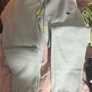 Nike women' Grey Fleece Sweatpants